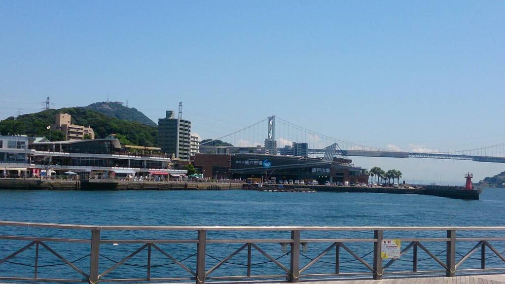 yamato_ECR33's tweet photo. コス痛と宴  in  ハイカラっと横丁

アトラクションもあり、唐戸市場という市場もあります！フグございマース！

そして、風光明媚な関門海峡！付近には、巌流島もあります！ http://t.co/7iBP2nsSpy