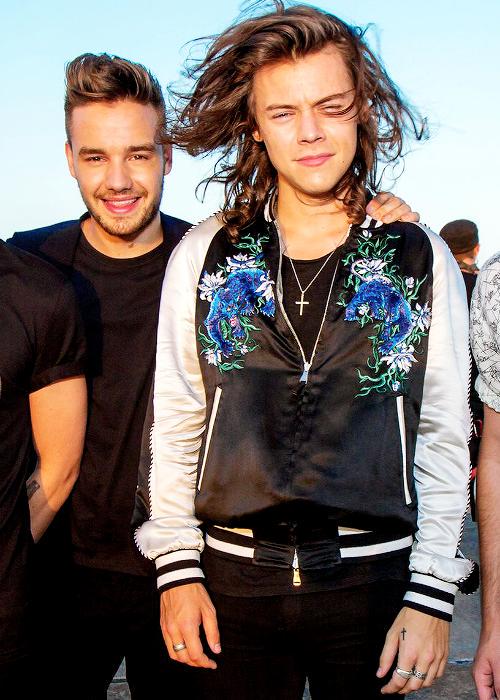 1DInfectionArg_'s tweet photo. #HQ Liam and Harry on set for the DMD music video! #MTVHottest One Direction http://t.co/gdip7ordOg