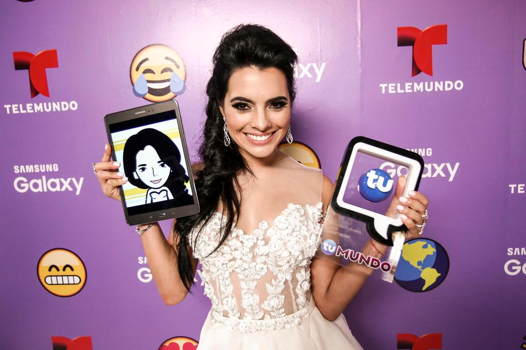 ScarletFCRD's tweet photo. @ScarletGruber Sonriente y feliz con su premio y su propio emoji del #MundoEmoji en @PremiosTuMundo x @Telemundo_TV http://t.co/6oI1smLQXX