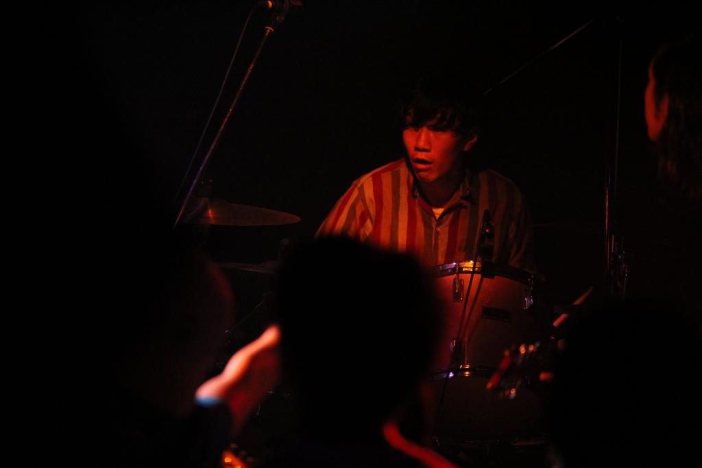 New_Action's tweet photo. お客さんが自然に、ステージ最前まで詰める！
『Seuss』！
#new_action http://t.co/P9sqldnBPs