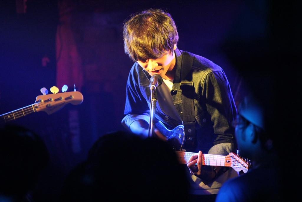 New_Action's tweet photo. お客さんが自然に、ステージ最前まで詰める！
『Seuss』！
#new_action http://t.co/P9sqldnBPs
