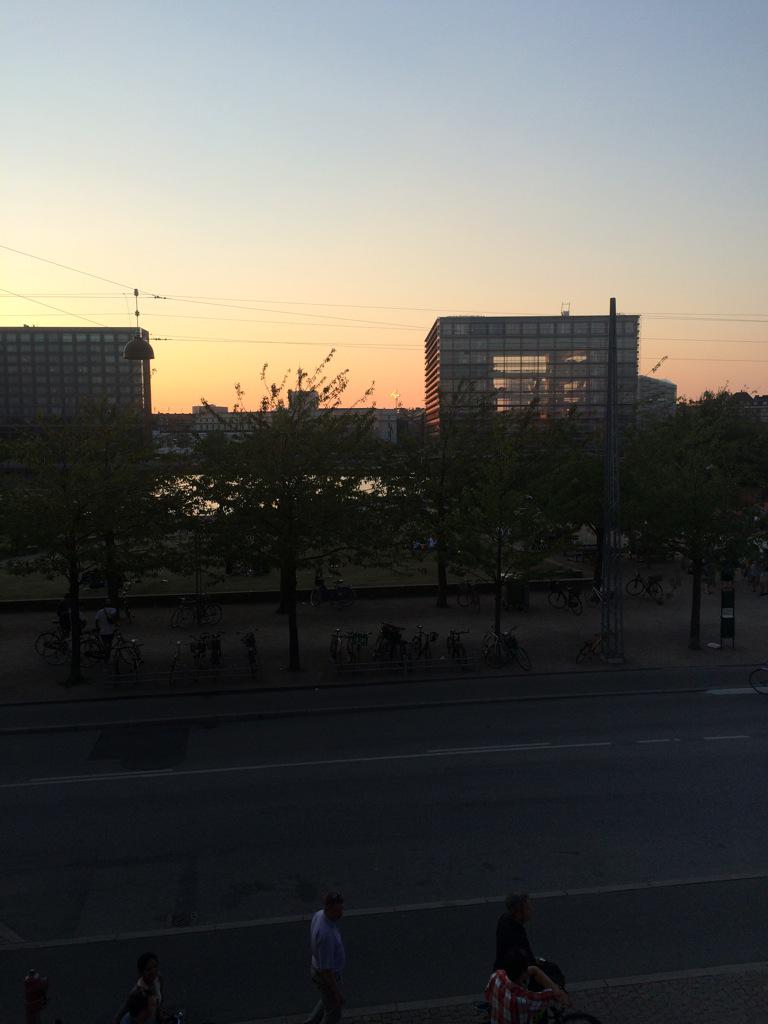 HummingBirdRun's tweet image. #KMDIMCPH glorious evening in Copenhagen tempting to sack it off and go out drinking! With the rest of the city