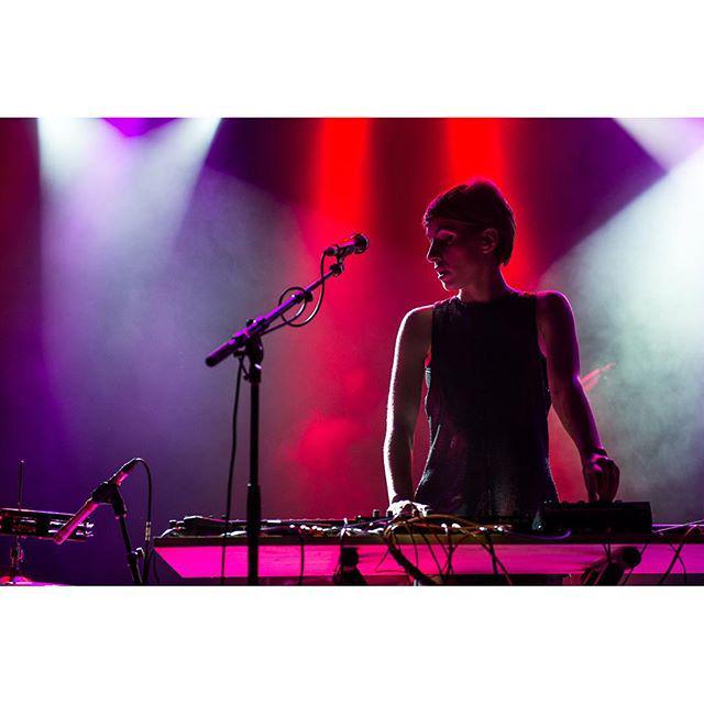 skin_mf's tweet photo. #WolfeWeek: Devojka of Operators.

@operatorstheband @d.e.v.o.j.k.a #operators @wolfeislandmusicfest #wolfeislandmu… http://t.co/gtMntAbydL
