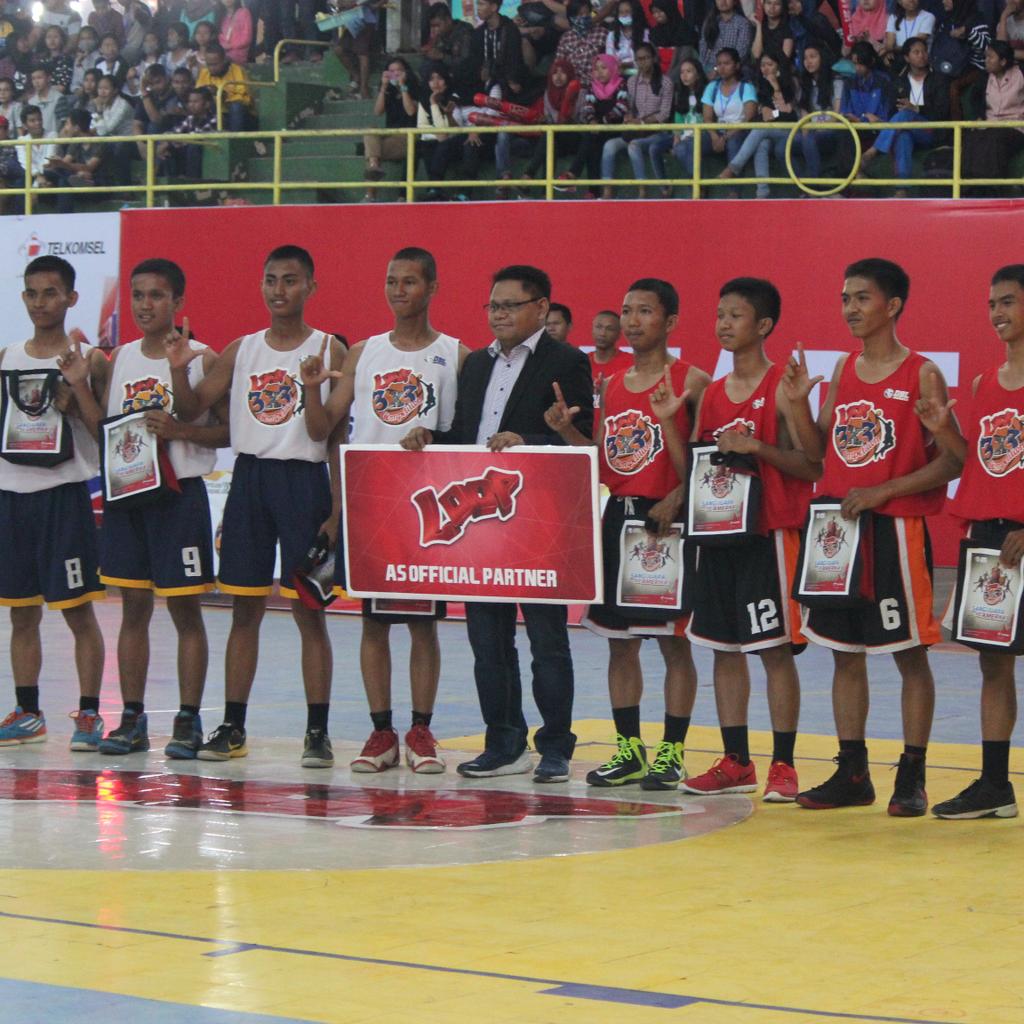 Danoosss's tweet photo. Sebelum Pertandingan #loop3x3competition  #iamjurnalistdbl #hondadbl2015 @dblindonesia http://t.co/DmGjk3ajKh