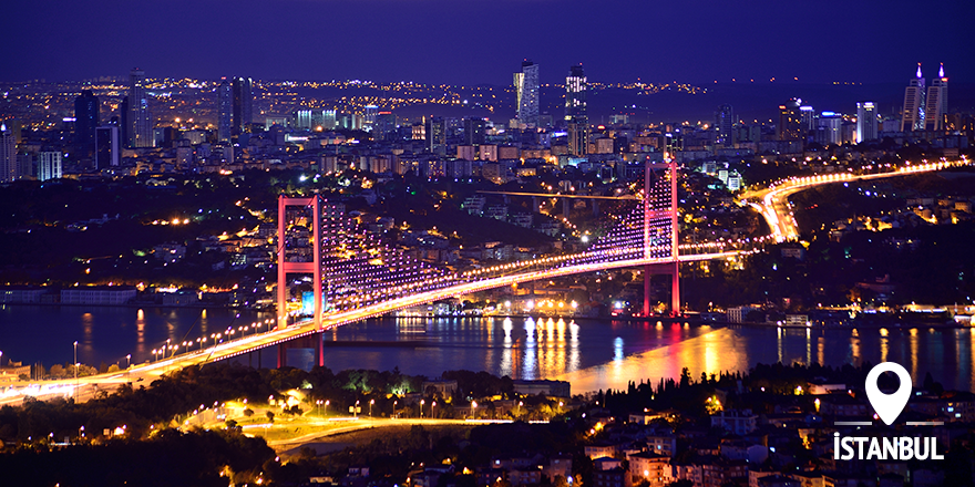 GoTurkiye's tweet image. After dark and you think your day is finished, Istanbul will light up your world as its beauty goes on and on!