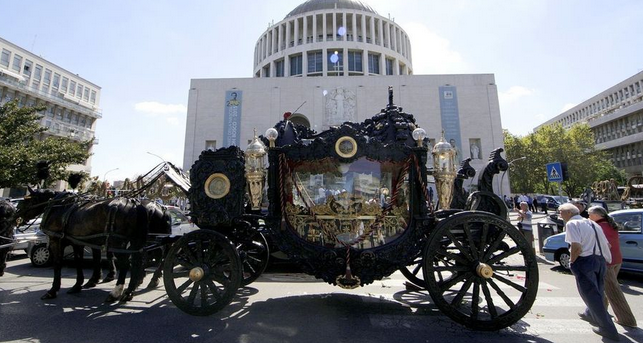 JdeQuebec's tweet image. Des funérailles scandaleuses pour un chef mafieux journaldequebec.com/2015/08/21/des…