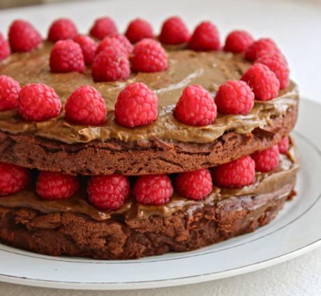 DeliciouslyElla's tweet photo. This triple layered chocolate cake is perfect for some sunny weekend baking! http://t.co/gmpki4kX3K http://t.co/OuSu5dZDl7
