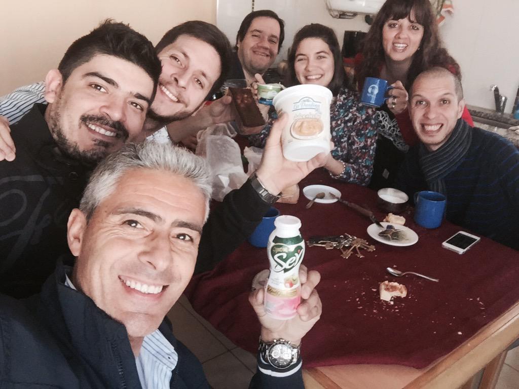 CristianwBazan's tweet photo. #AltoDesayuno perdón......quien se sumó al equipo?? Bienvenido Cristian González a la @987masradio http://t.co/IDToTL7UkB