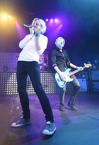KsyushkaB's tweet photo. ♥ #Rossker 👬 🎸 🎤 💛 🎸 🎤 💙 #R5 #RossLynch @rossR5 #RikerLynch @rikerR5 @StormieLynchR5 #SometimeLastNightTour http://t.co/90VwwEbJ4H