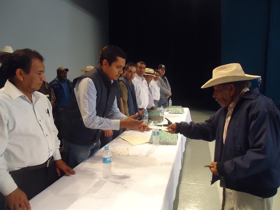 GOBIERNOSALINAS's tweet photo. Entregan seguro agrícola catastrófico a productores salinenses http://t.co/W84sAhY0fU http://t.co/DyAcPHIiPw