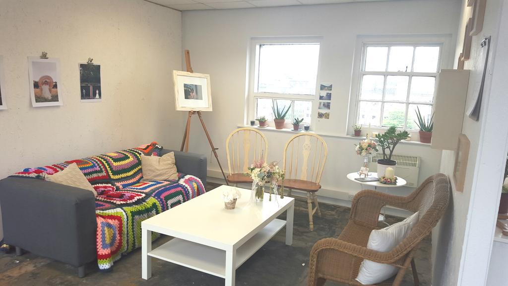 _lightspace's tweet image. PLS RT: We're looking for 2 more #creative ppl to join us in our #studio in #Sheffield @GIRLGANGSHEFF @YArtspace