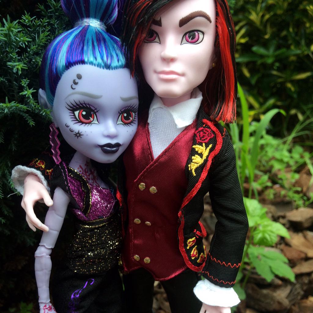 Megcrafters_'s tweet photo. Fabulous dolls @MonsterHigh http://t.co/r3WYIP7c9F
