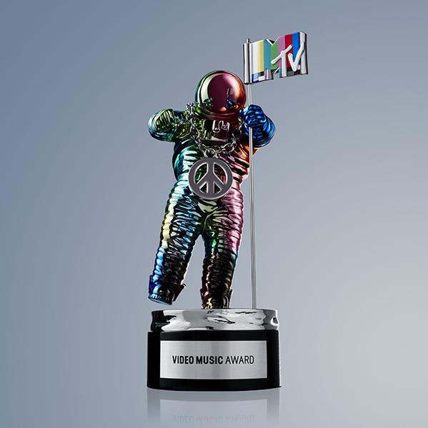 MUZUTVFr's tweet photo. Découvrez le trophée du clip vidéo de l’année aussi appelé « Moonman » realisé par @ITSJEREMYSCOTT #VMAs2015 #MTV http://t.co/YmuI1yXUly