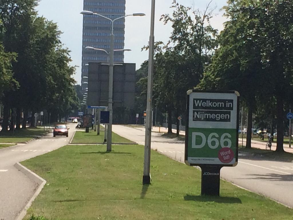 D66Nijmegen's tweet photo. Alle deelnemers aan de #RUIntro15: veel plezier op introductieweekend! En zondag uiteraard weer #WelkominNijmegen http://t.co/qK8zUohiko
