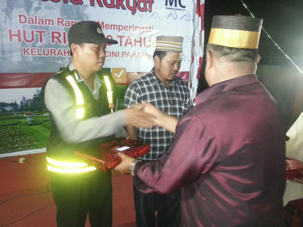 AIPTU ISMAIL H.S TERIMA PENGHARGAAN DARI LURAH MACCINI PARANG SEBAGAI PELOPOR KAMTIBMAS KEL. MACCINI PARANG