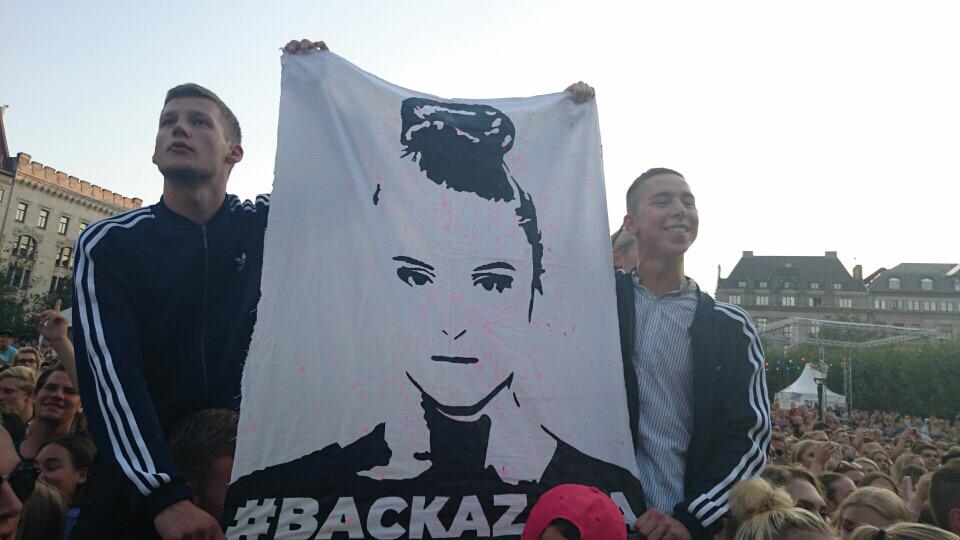 fredrik211's tweet photo. @zaralarsson @Footballandbrew vår fina flagga bränner ingen upp http://t.co/mW1qRXuNq9