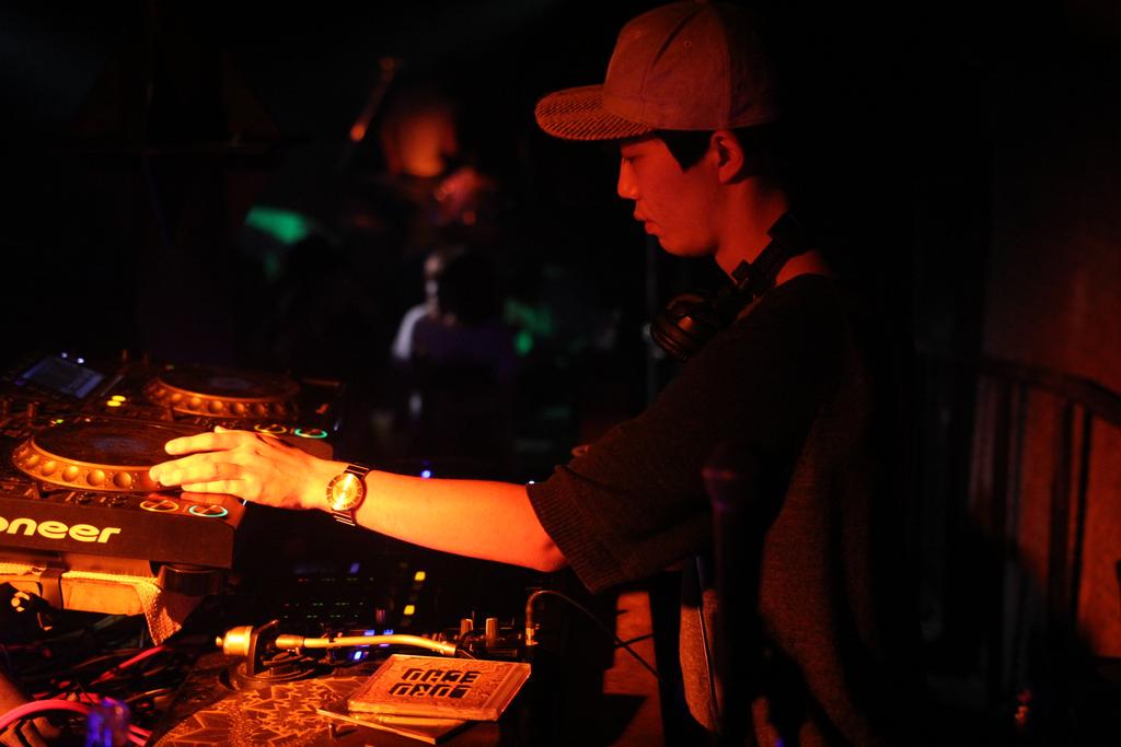 New_Action's tweet photo. DJ星原、盛り上げてます！！
#new_action http://t.co/ge2kvOKt5J