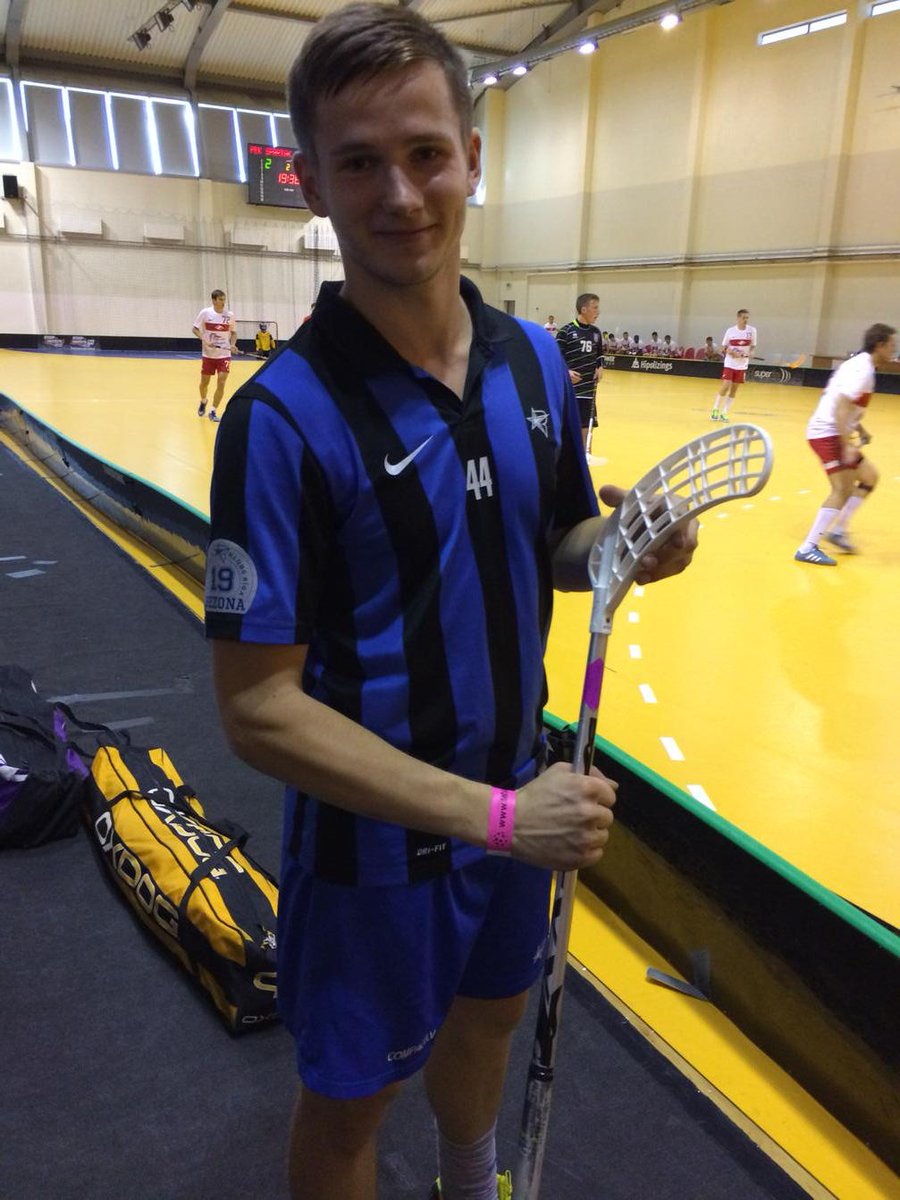 Wolf_Sticks's tweet photo. @Bitmanis gatavojas spēlei Latvian Open 2015 florbola turnīrā! Veiksmi viņam un FK Rīga cīņā ar Rubeni! #WolfSticks http://t.co/WYUFsHdt0h