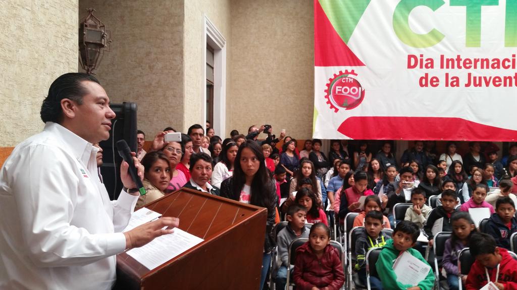 EdilEnriquez's tweet photo. La #FtpCtm a través de sus dirigentes sindicales, reconocen a estudiantes de #ExcelenciaAcadémica @leobardosoto @EPN http://t.co/GKZCIDehdP