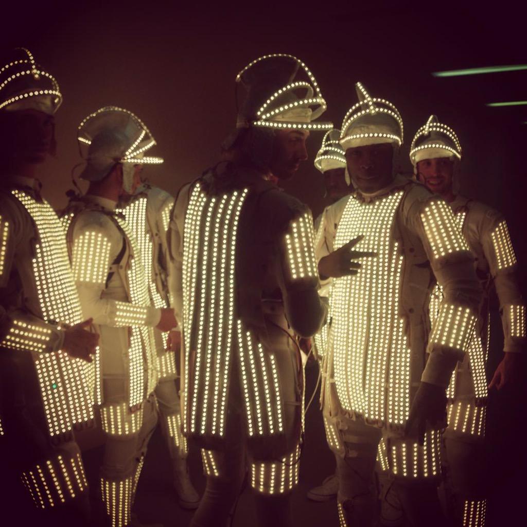 PixelPoi's tweet image. Pixel Video Suits &amp;amp; Pixel Poi battle it out in Saudi tonight! Have an awesome show @GaryThatcher79 #ledperformance