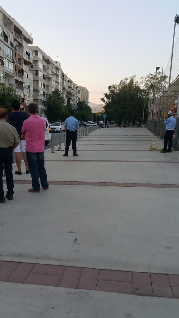 82My82's tweet photo. @izmirdecevirme alsancak 26 agustos kapisinn karsisindaki caddede bomba ihbarı varmış yol trafiğe kapalı http://t.co/7fZCLq2J89