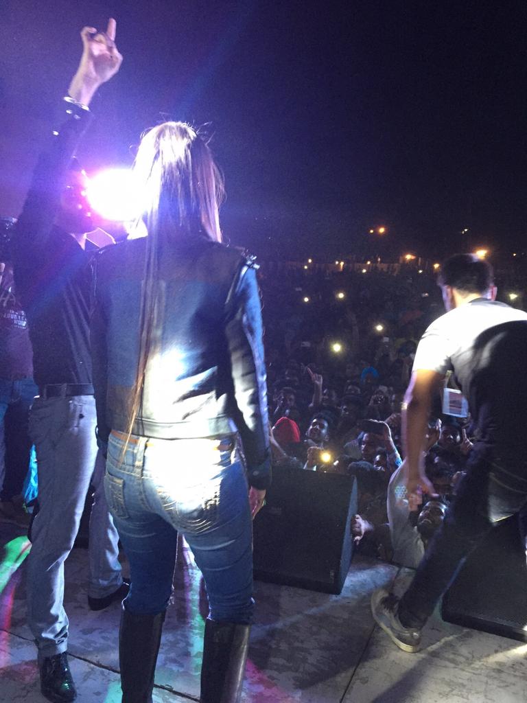 TeamKainaat's tweet photo. [Pics]
Stunning @KainaatArora &amp; rockstar @igippygrewal at Bathinda .
Performing in huge crowd! #FaraarOn28Aug http://t.co/OZSmGwPtHj