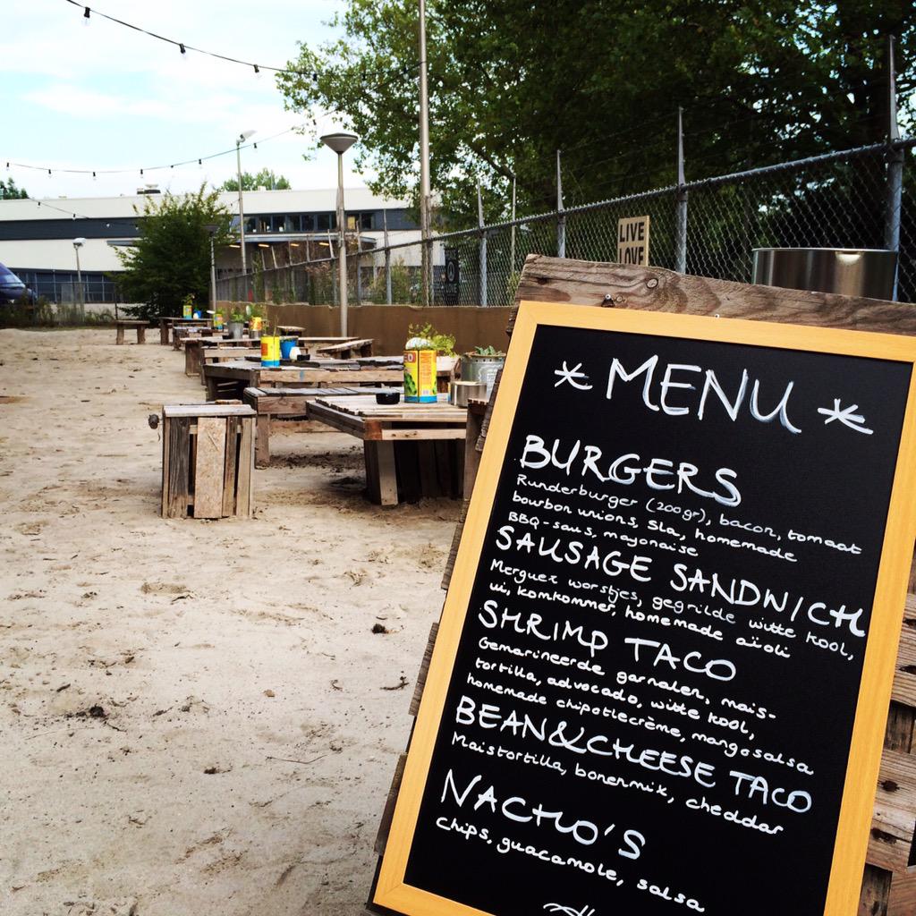 Dinner is served! Aan tafel > #europalaan #Merwede #bbq #RawBasics