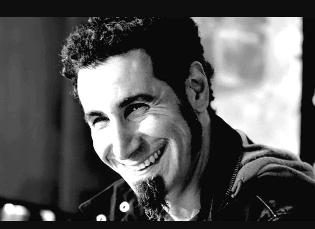 Hoje é aniversário de um dos cantores mais fodas de rock na minha opinião   Happy Birthday Serj Tankian  