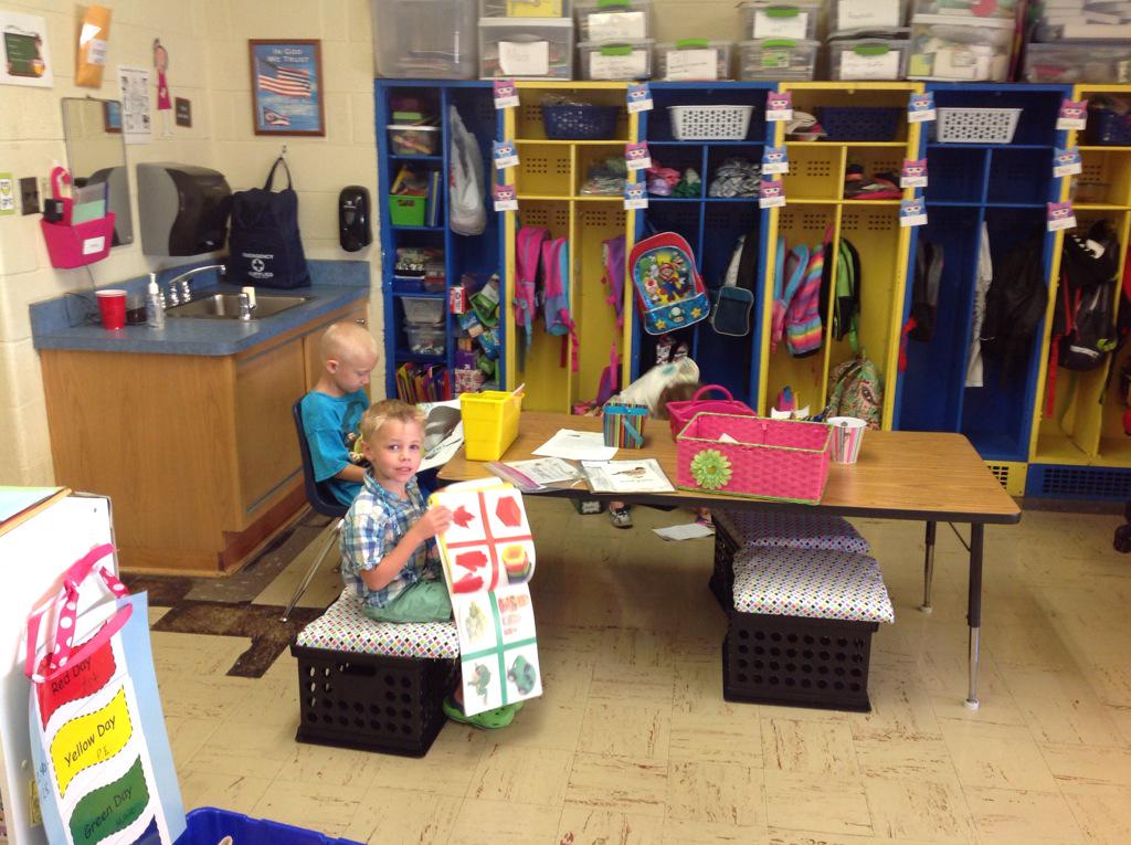 MrsCalmes_NW's tweet photo. Working on our stamina during read to self.  We made it two minutes. http://t.co/S5tYPeqaNw