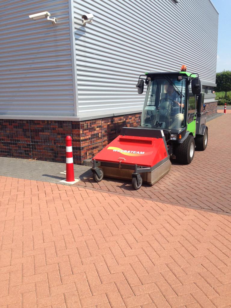 DeNieuwstadTenP's tweet photo. Geslaagde demo met @dibo Weedkiller en Hoaf Weedsteam aan een LMtrac! #onkruidbestrijding http://t.co/EIPJnBkxLc