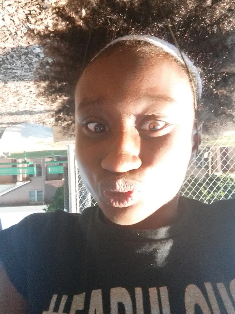 queendemaria's tweet image. Upside down