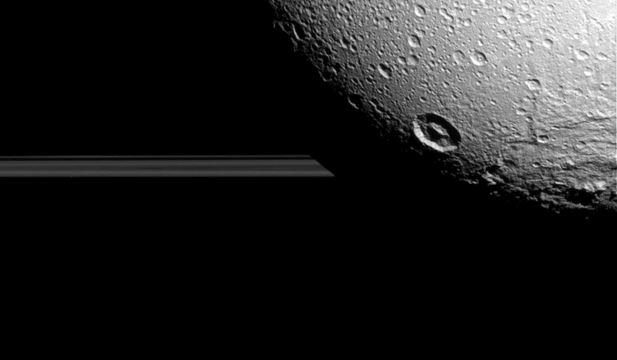 NASA’s Cassini spacecraft captures stunning shots of Saturn’s moon and rings wapo.st/1MIJ3UY