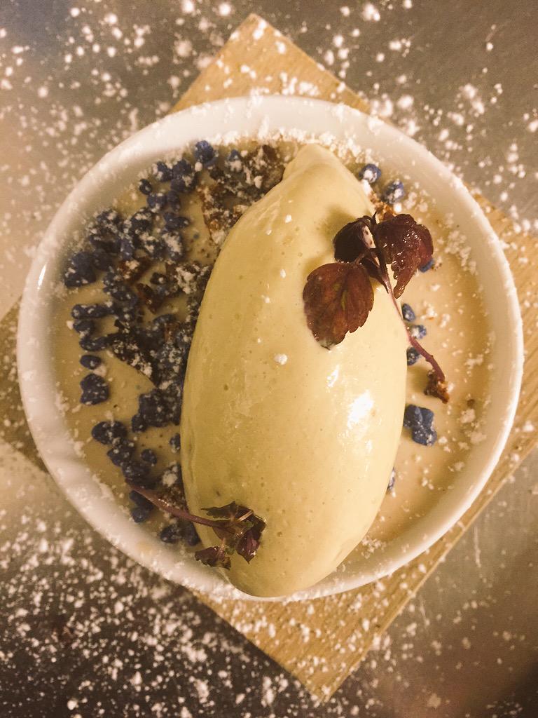 vendicti's tweet photo. Violpannacotta kavringskrisp och lakritsglass @StorstadSthlm #nymeny #odengatan41 http://t.co/0hUhbkkeb6