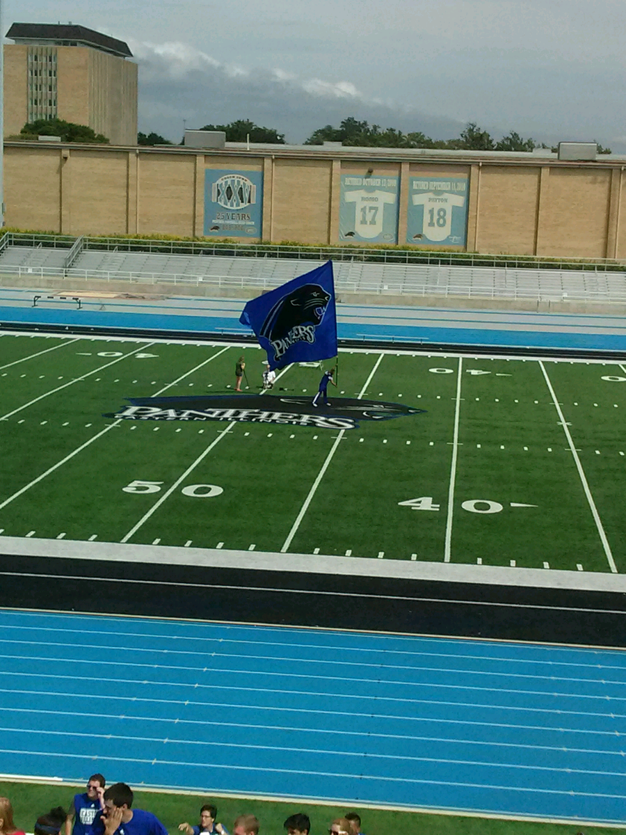 EIU_Prowl's tweet photo. Make sure to get over to O'Brien Stadium by 2:30 for the New Student Photo and a free T-Shirt! #EIU19 #Prowl15 http://t.co/yOEl3Eacru