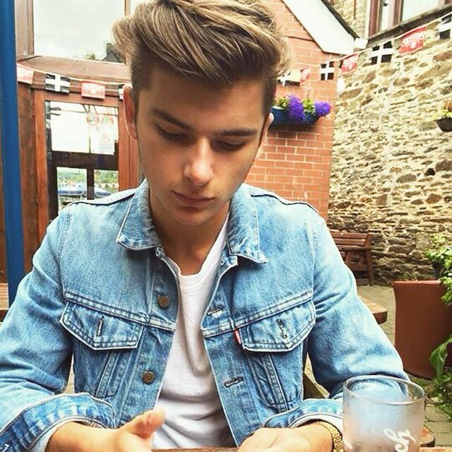 freqdie's tweet photo. I was unaware of this n my hair looks crazy but this was a cute day http://t.co/DBLU5EQCnd