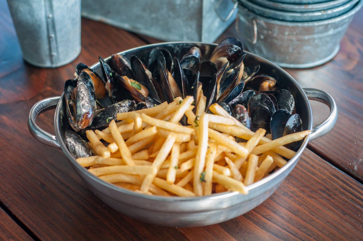 TheAlbrightSM's tweet image. Celebrate FRYday with fries and mouthwatering mussels (in a white wine sauce:)). Happy Friday Pier Style #thealbright