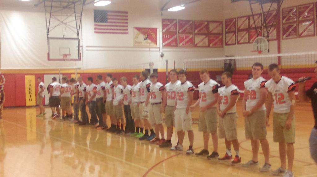 FairfaxBulldog's tweet photo. #EAWolves football team getting ready for tonight! http://t.co/qy20XFJzn6