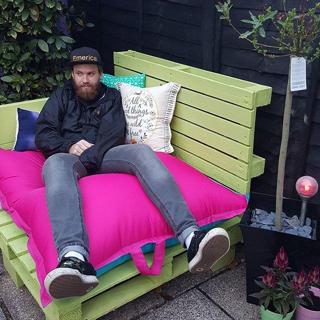 livvyrosestudio's tweet image. Got a few cushions missing but it's finally finished!! It's so comfortable! #palletchair #… ift.tt/1JxhQUE