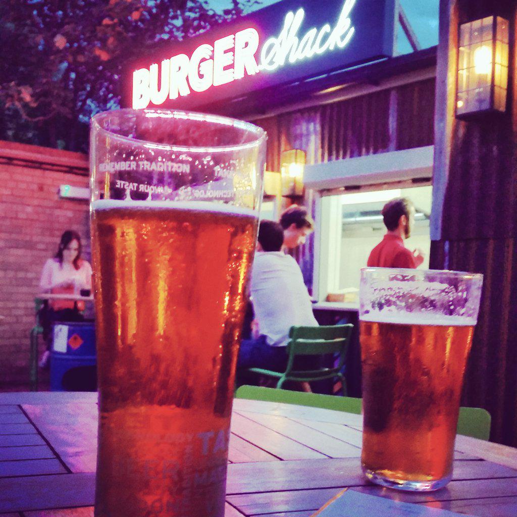 Robbie_Burrows's tweet photo. Friday night beer #LDN #summer ☺ http://t.co/HZyyvEYynN