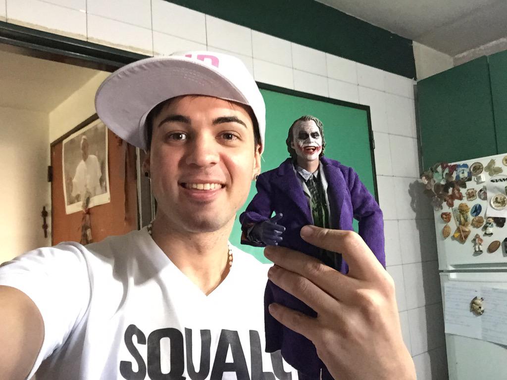 facu_granate_7's tweet photo. Bienvenido a mi coleccion!! El Guason!! #ElMejorPersonaje #BatmanLTA #WhySoSerius #FiguraDeAccion ππ http://t.co/iV9aYAGbbv