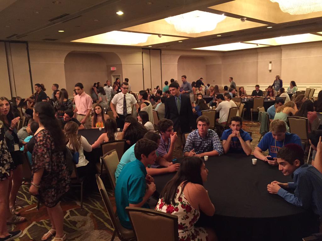 LauraMenorah715's tweet photo. Getting ready for dinner... #RLTI http://t.co/pt8CHCcXOb