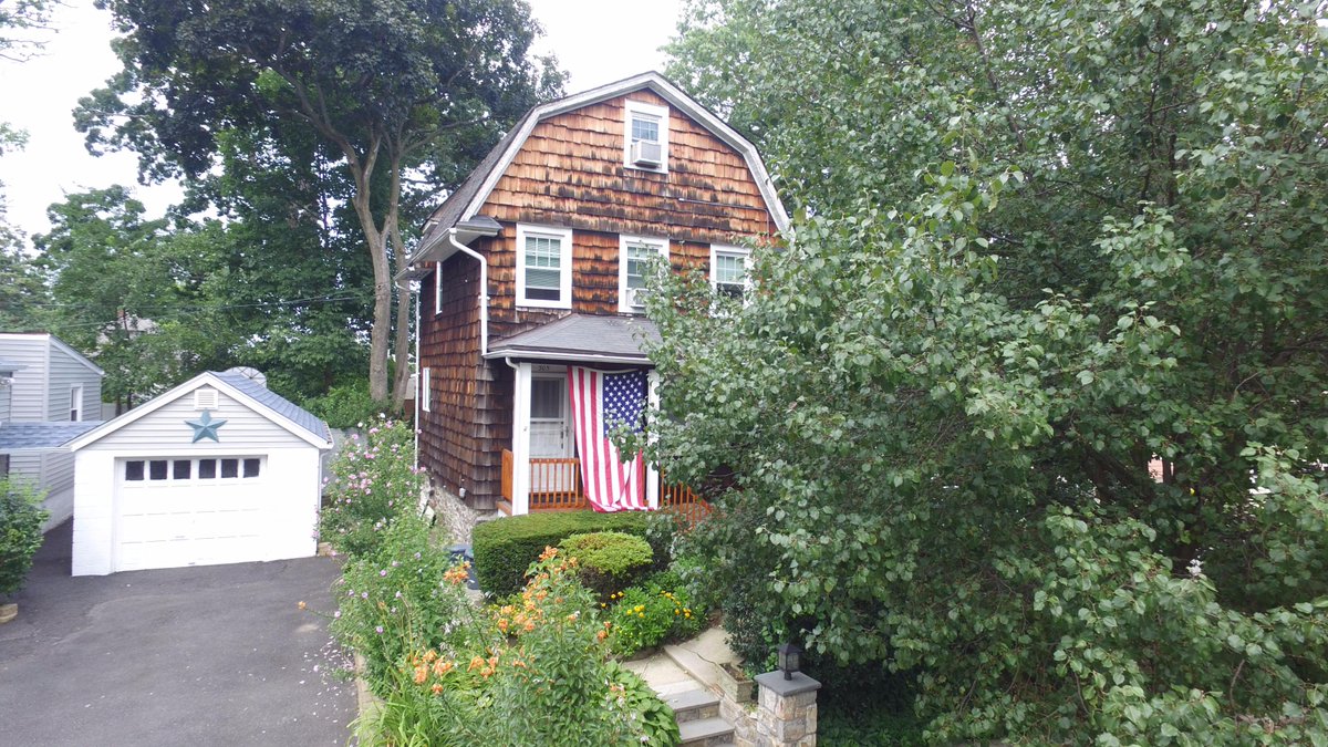 StetsonRLEstate's tweet photo. Come by 305 4th Street in Mamaroneck this Sunday, the 23rd, from 1-3PM for the open house hosted by Dina Reggio #SRE http://t.co/LHzK99KPPx