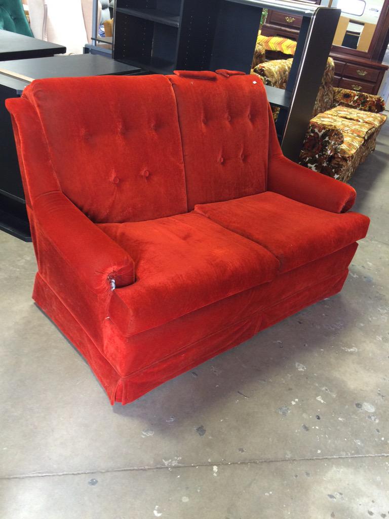 BdnCommBlders's tweet photo. Check out the funky couch! 215-6th St #bdnmb http://t.co/HDNp6KioJG