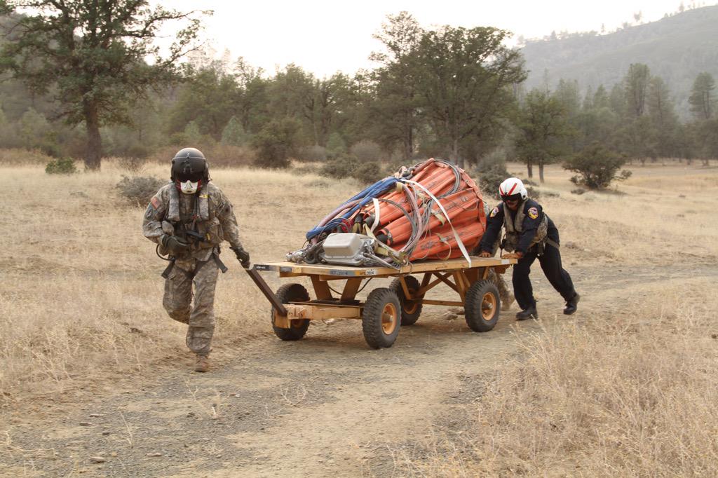 TheCalGuard's tweet photo. RT @146AirliftWing: @CAL_FIRE & @theCaGuard #FireFighters haul #BambiBucket to #CH-47Chinook #ForkComplex fires. http://t.co/PK0b2fR0SI