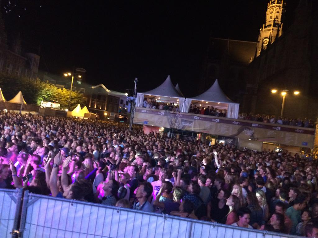 Grote markt is afgeladen vol. Sfeer is perfect. Wat een feest! @HaarlemJazz