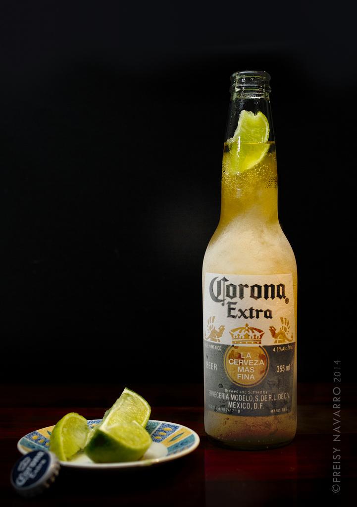 Как пить пиво корона. Corona Extra пиво. Пиво корона Экстра с лимоном. Corona Extra с лаймом. Пиво Corona Extra лайм.