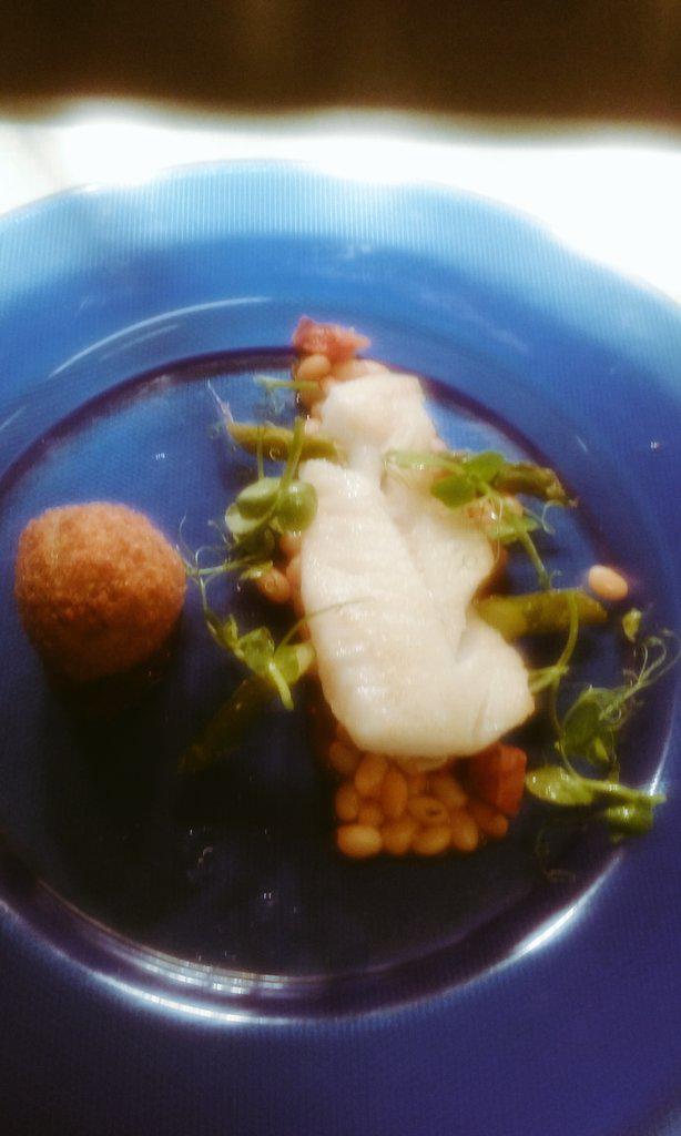 saoirsejackf's tweet photo. Trying  new dishes tonight; 
Pan seared whithing, bean and chorizo, duck bon bon , beetroot puree asparagus http://t.co/NrU8adv1dx