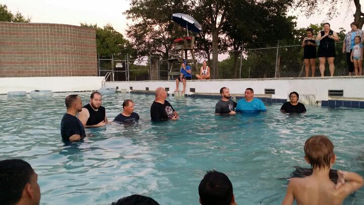 FPCLaPorte's tweet image. Great time at the #WavePool #UnexpectedFun Congrats 2 @detxpenguin and everyone else who was a part of #FPC #Baptisms