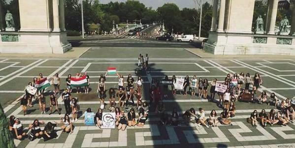 5SOSUPDATEWW's tweet photo. HUNGARY had a #5SOSFamMeetUp recently || @lishiza 

 #MTVHottest 5SOS
 /tetel http://t.co/JVxO6upwdn