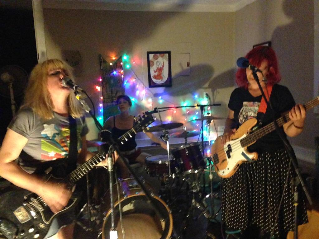 SinktheDasein's tweet image. New Athens band, #unmarkedvans. Imagine #Fugazi and #theraincoats had triplet girls with #borderlinepersonality.